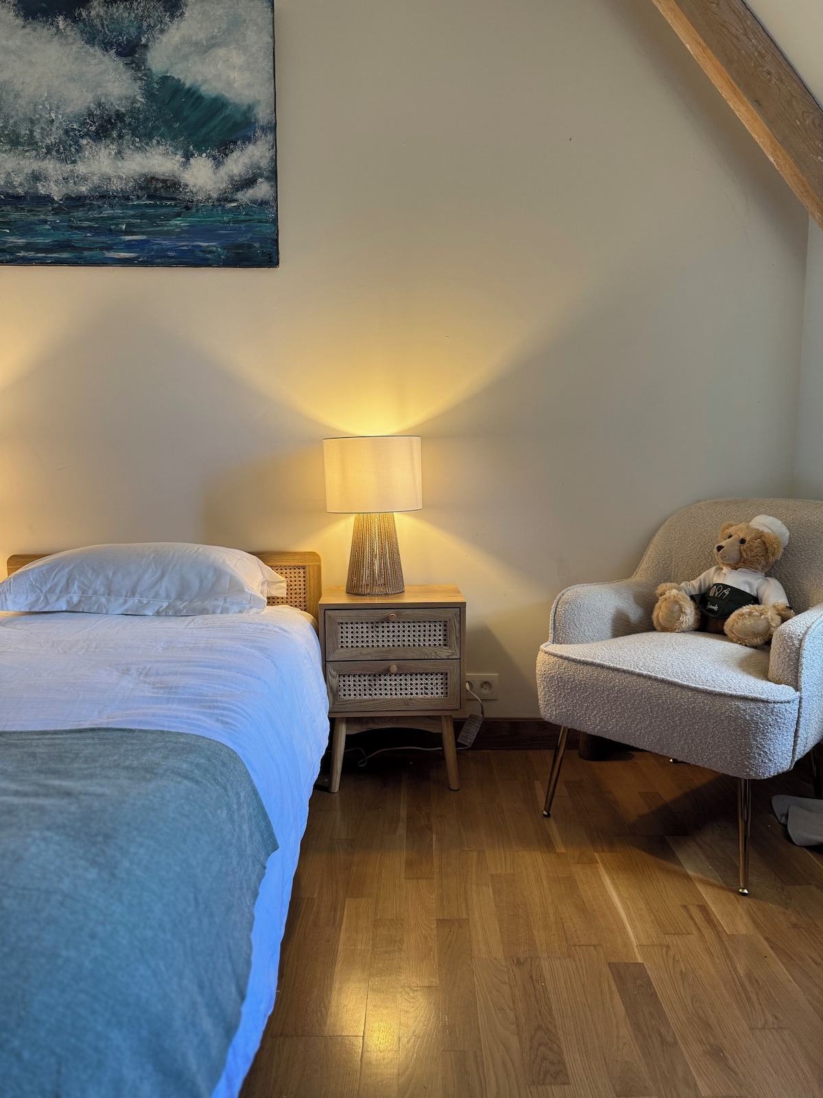 Un coin de la chambre à deux lits
