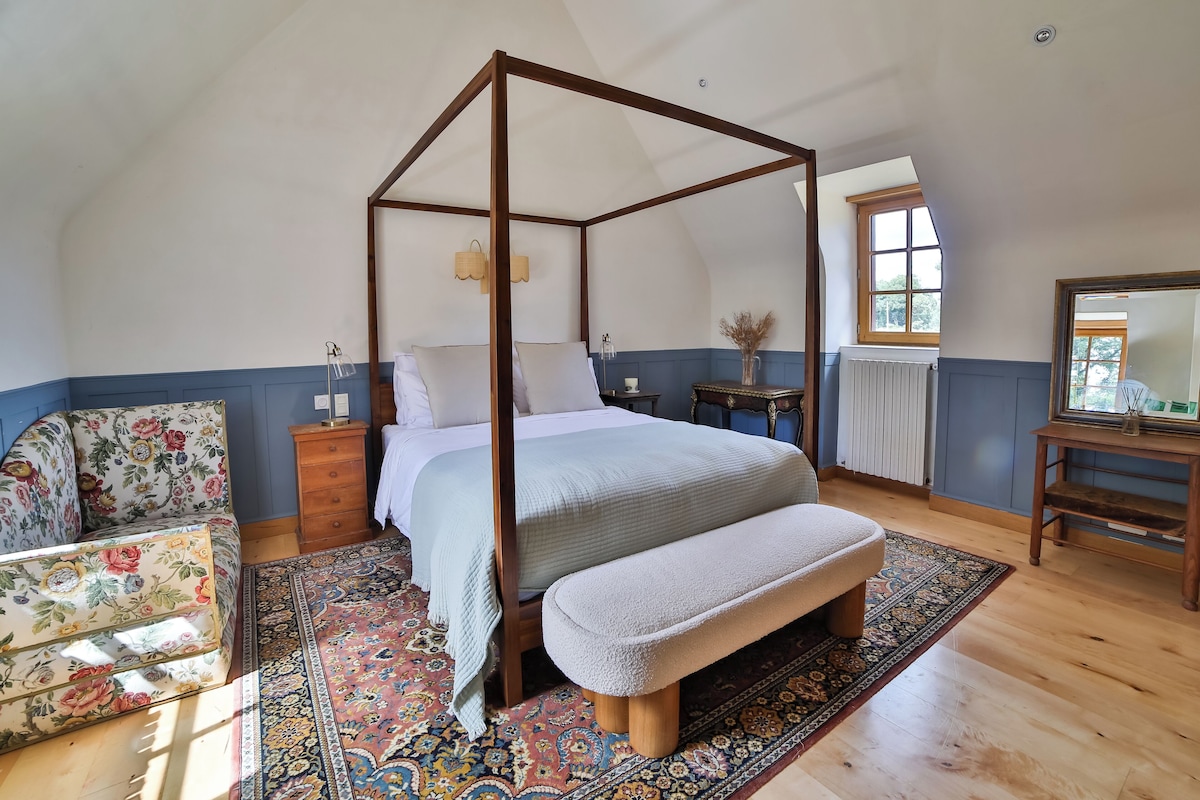 La chambre bleue à baldaquin