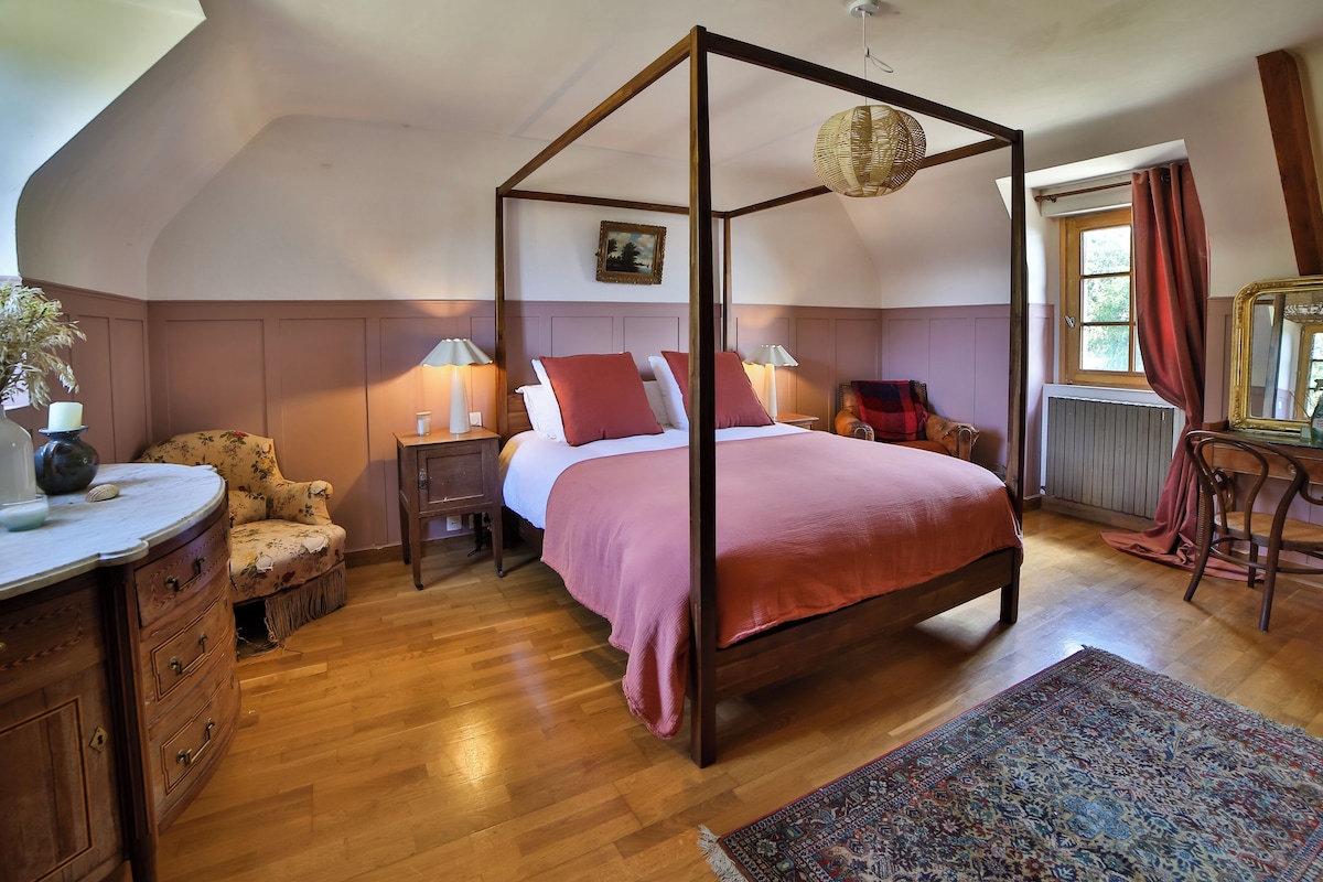La chambre rose à baldaquin