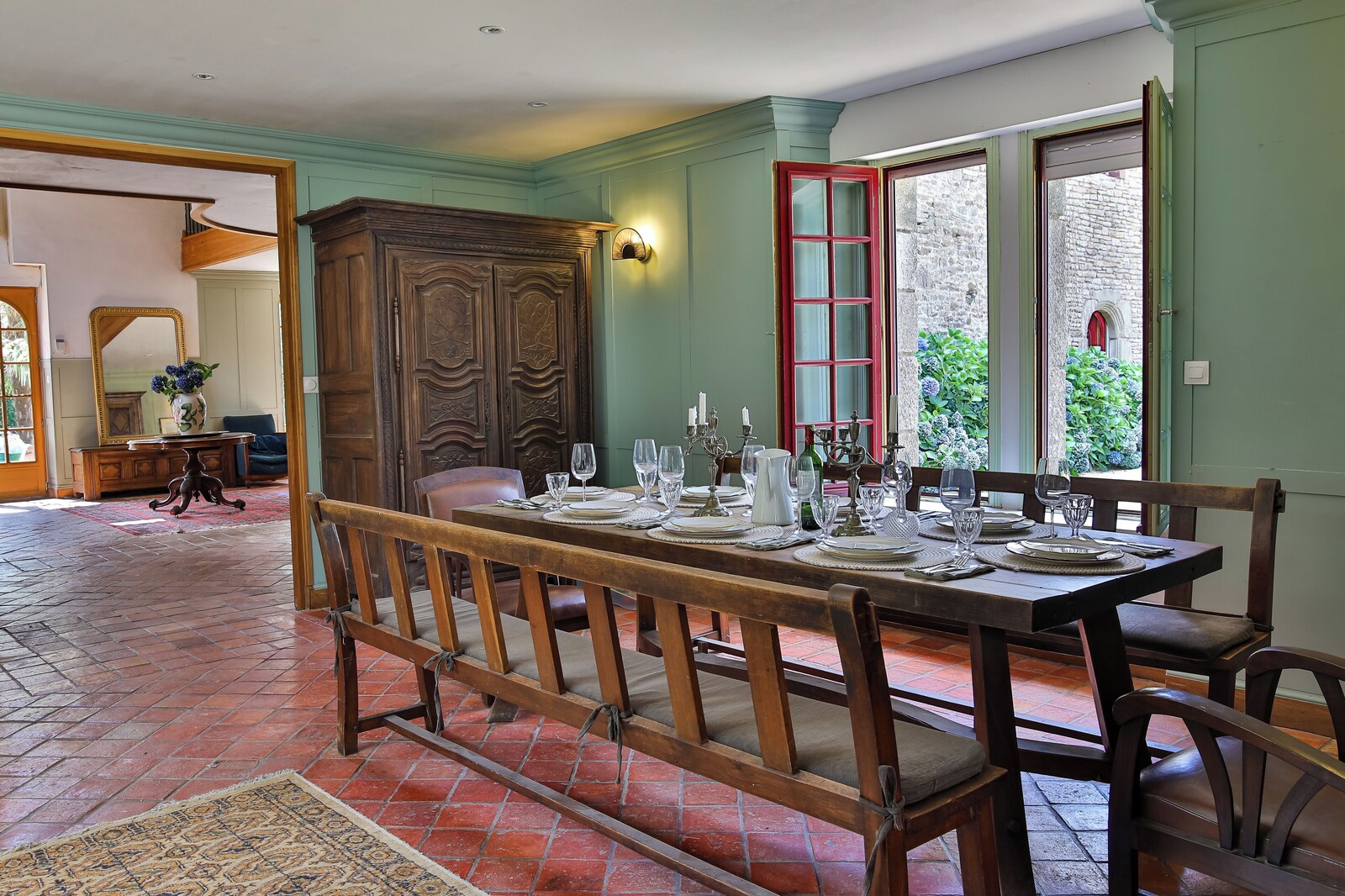 La longue table du Cholo dressée pour un repas