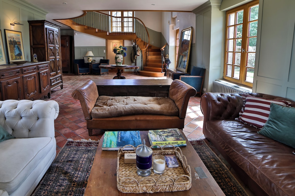 Le salon et son escalier en chêne